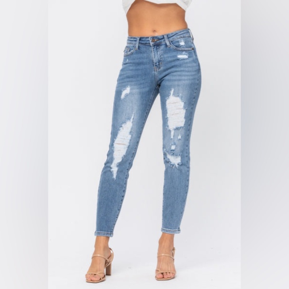 JUDY BLUE RELAXED FIT DESTROYED SIZE 9/29